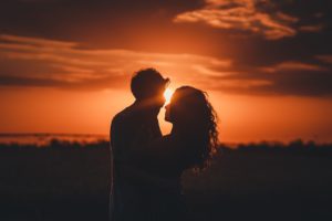 Un couple devant coucher de soleil