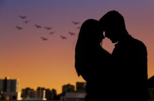 Un couple qui s'enlace