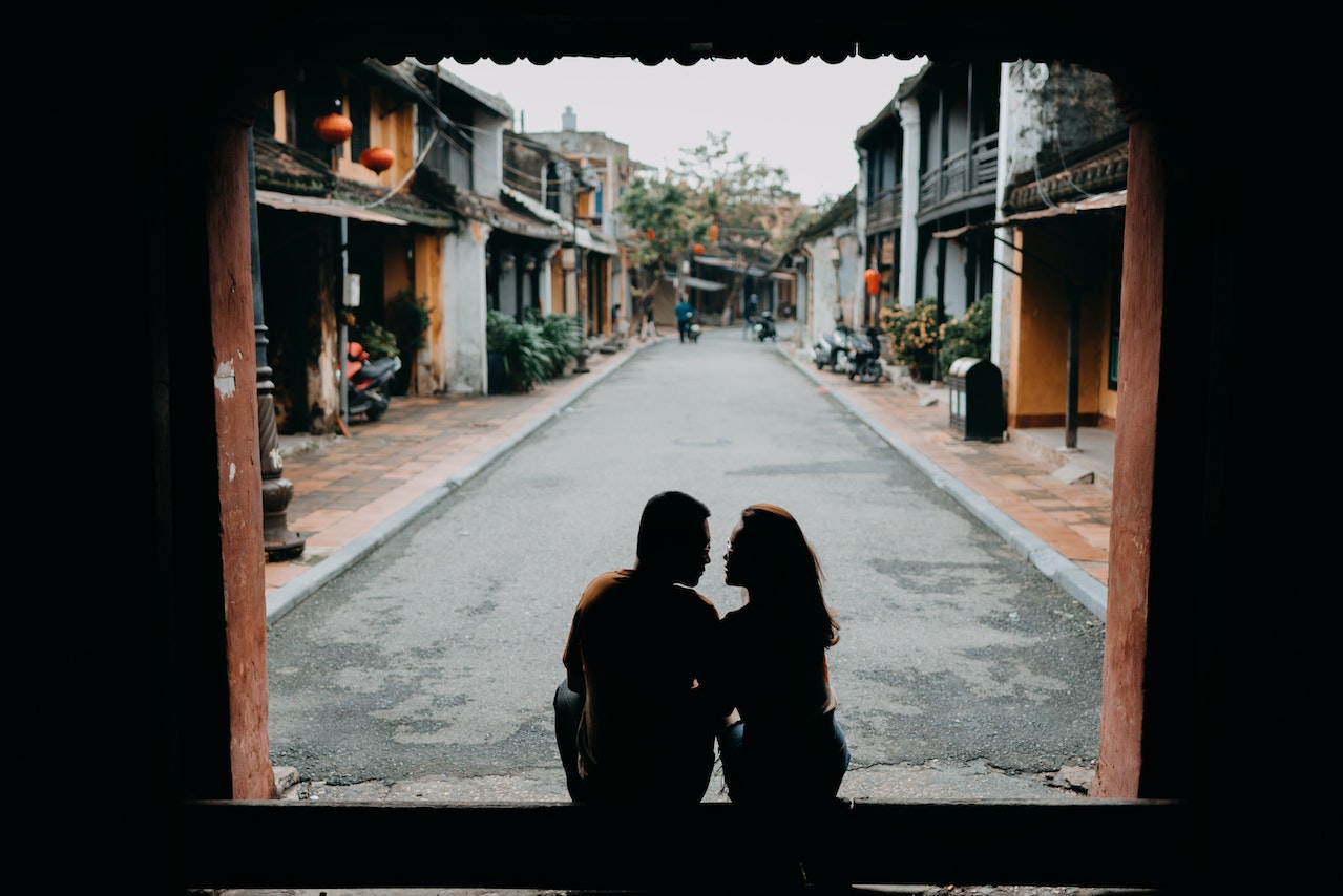 Un couple chinois assis l'un à coté de l'autre