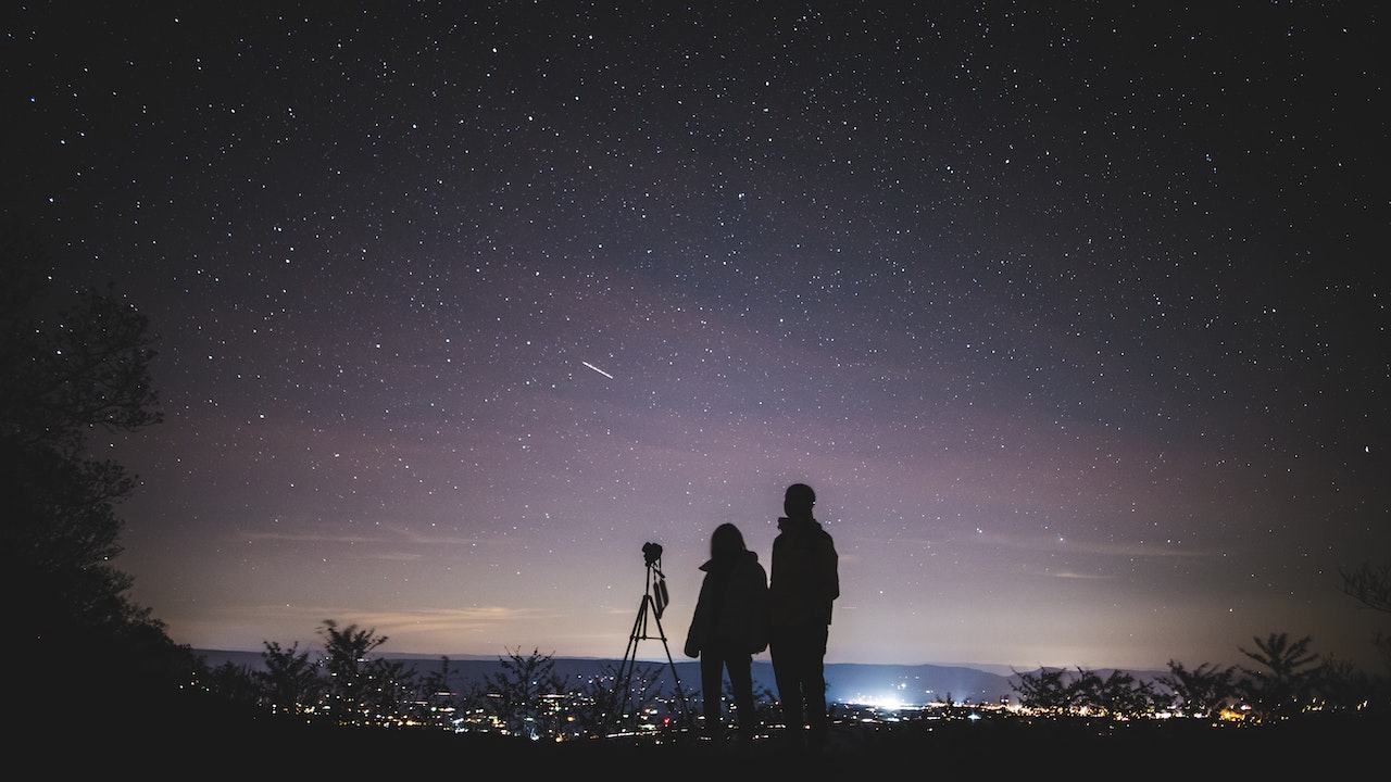 Un couple devant un ciel étoilé